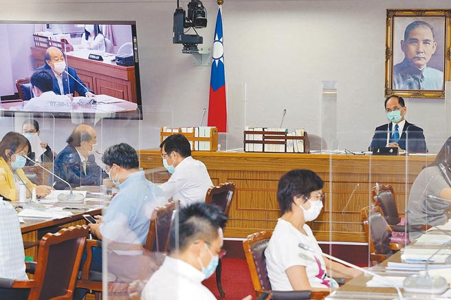 国民党立法院党团提案召开临时会修公投法，纳入不在籍投票。立法院长游锡堃（后右）6日召集朝野党团研商，但无法达成共识。会中，游锡堃邀请民进党团总召柯建铭（后左二）发言。（台北市摄影记者联谊会提供）