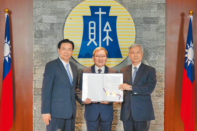 我国财长苏建荣与中美洲银行总裁摩西视讯签署「中美洲银行设立驻中华民国（台湾）国家办事处协定」。（财政部提供）