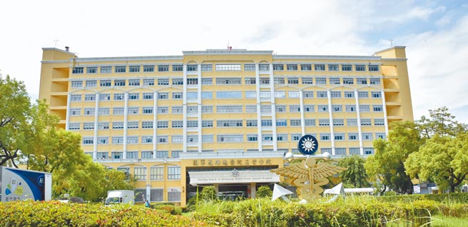 国军高雄总医院冈山、左营分院爆发13名军医官收贿、与药商勾结丑闻，高雄地院依贪污等罪分别判处1年9月至7年8月不等刑期。（林瑞益摄）