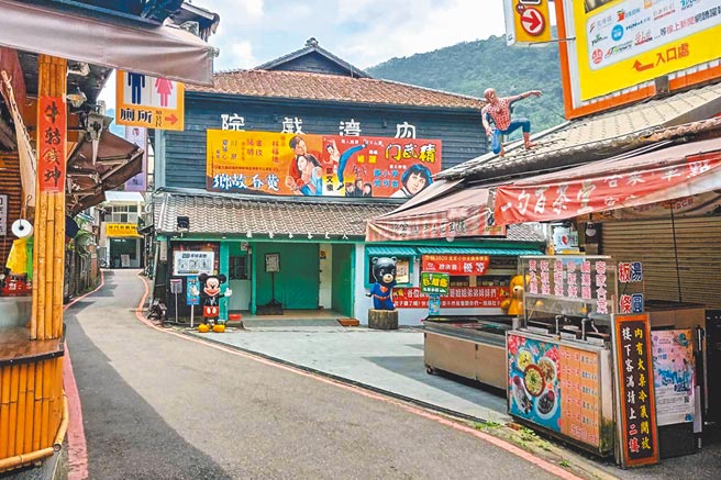 疫情3级警戒后，内湾老街知名的内湾戏院餐厅最先撑不下去。（罗浚滨摄）