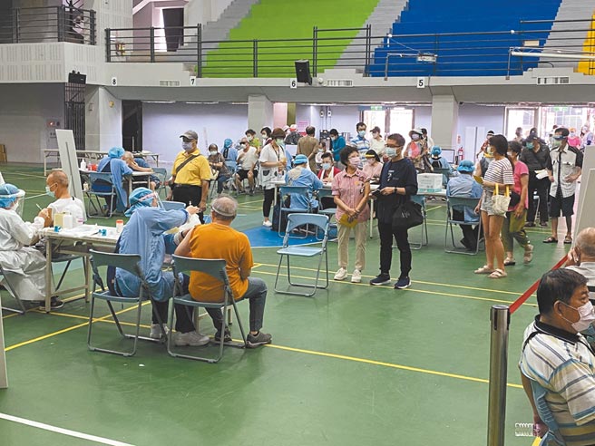 台北市宣布疫苗系统加入取消功能，里长却发现竟要拨电话人工取消，非常不方便。（示意图/游念育摄）