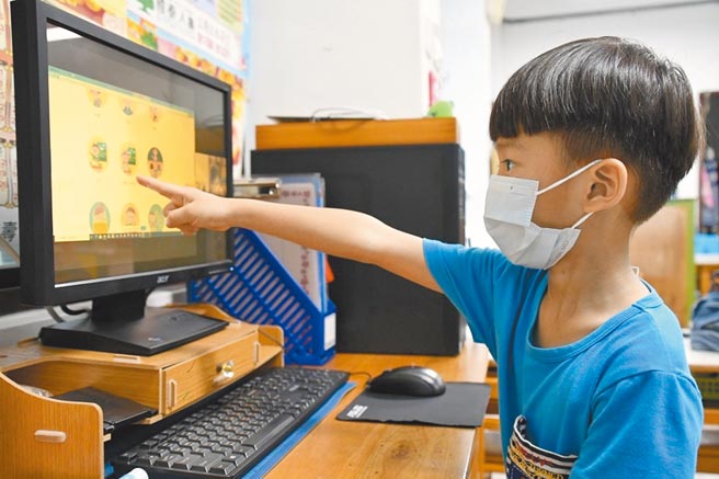 花莲县政府为照顾原住民孩童，利用放学空檔开设课后扶植班，传授更多元的知识，由于疫情影响各级学校停课，扶植班却不停摆，而是改採线上视讯课程。（吉安乡公所提供）