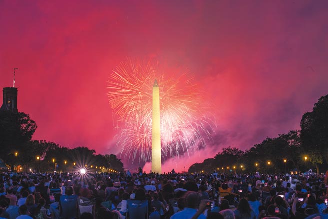 美国4日庆祝独立纪念日，许多民眾在首都华盛顿国家广场的草坪上观看烟火表演。2日至4日这3天国庆假日，全美各地发生超过400起枪击暴力案件，造成逾150人丧命。（新华社）
