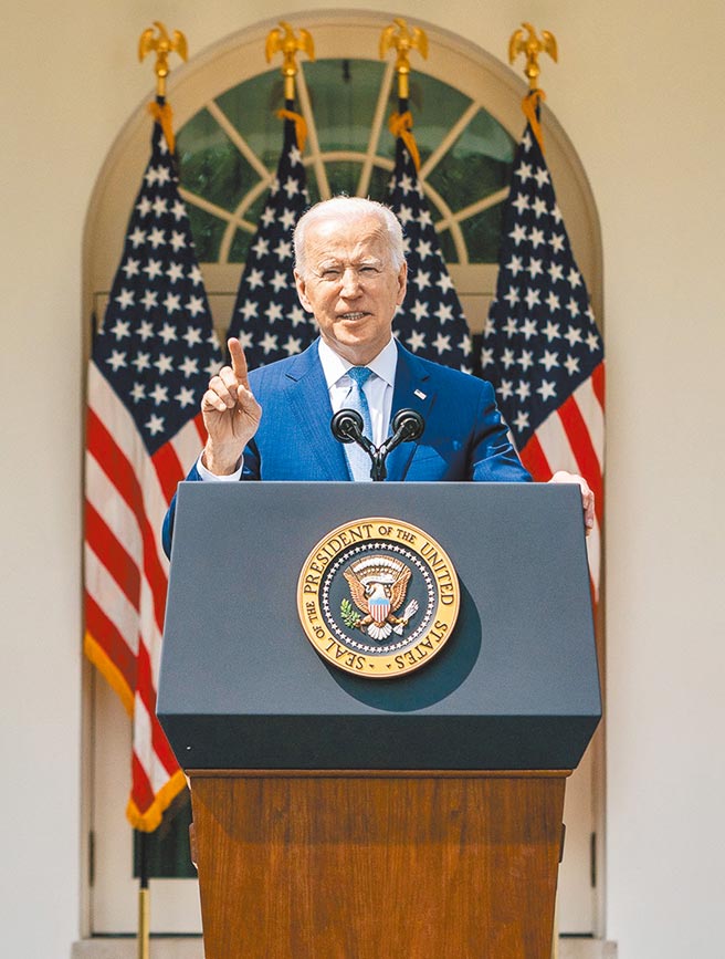 據參與政策制定過程的人士透露，拜登擬對使用制裁工具的政策進行調整，目的是減少全面施壓行動，以避免造成附帶經濟損害，並在日後實施制裁時與盟友聯手，而非單方面採取行動。（摘自美國白宮官方臉書）