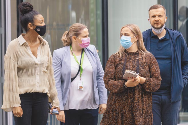 首相強森表示，英國必須學會與新冠病毒共存。反對黨批評政府此舉是「魯莽行事」。病毒學家則指出強森政府並未意識到這是在玩火。（新華社）