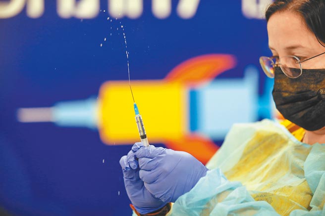 以色列特拉維夫一名醫務人員正準備進行新冠疫苗接種工作。Delta病毒正在以國境內蔓延，以衛生部指輝瑞/BNT疫苗的保護力已降至64％。（新華社資料照片）