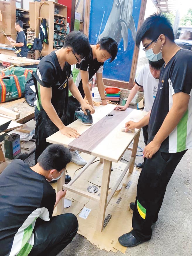 桃园市至善高中木工科利用各式木材创作家具。（至善高中提供／吕筱蝉桃园传真）