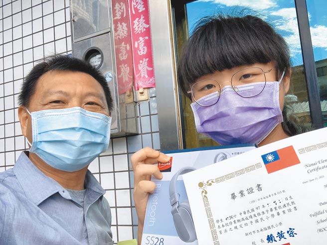 南隘國小校長賴黃宗（左）將每位畢業生的畢業證書送到家，堅持親手頒發。（南隘國小提供／邱立雅竹市傳真）