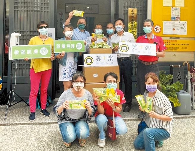 台中市餐飲業者結合中小企業推出「以愛抗疫暖食相挺」認購活動，支援醫護及警察用餐。（市議員張耀中服務處提供／陳世宗台中傳真）