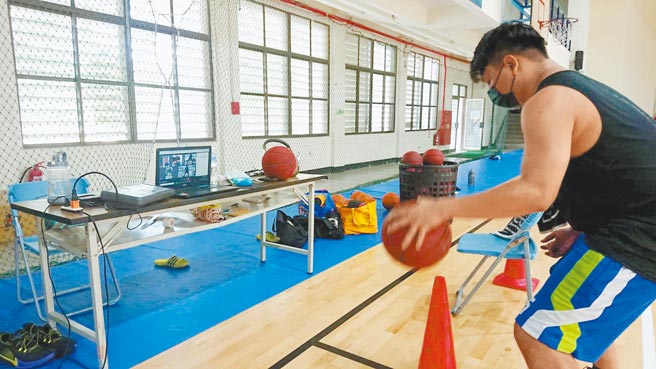 台東縣豐田國中籃球隊線上居家訓練，由助教先示範動作，學生跟著練習。（蔡旻妤攝）