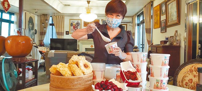 張琪昨親自準備銀耳紅棗枸杞湯分送給第一線醫護人員。（張琪提供）