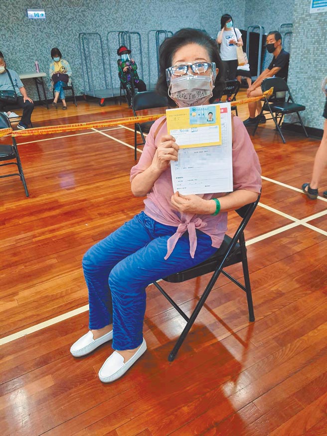 陈淑芳昨在家人陪同下接种疫苗。（陈淑芳提供）