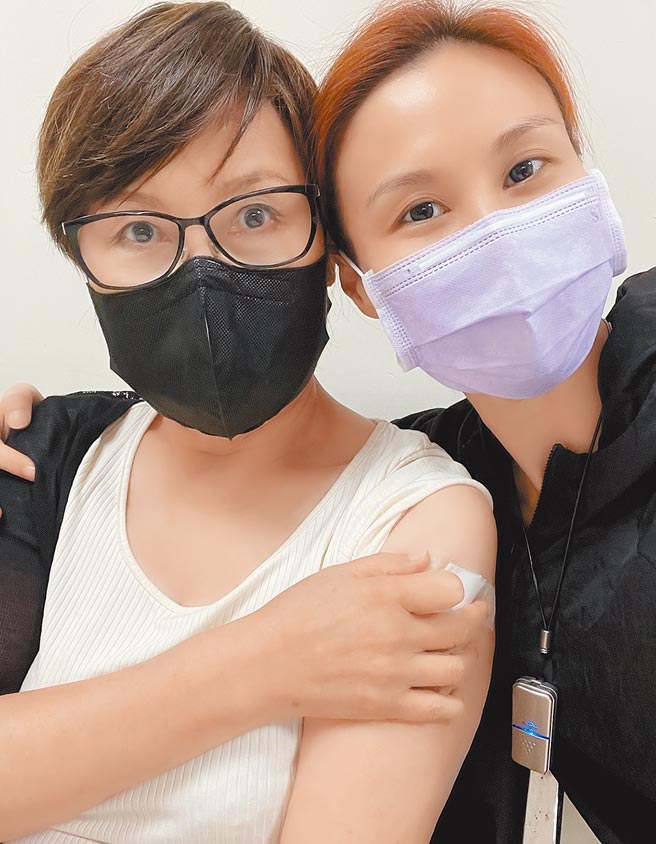 林凡（右）前天陪妈妈去施打疫苗。（星光娱乐提供）