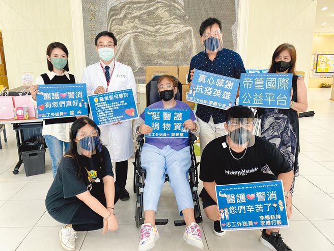 星卉（左）与台北市议员李傅中武（右二）、帝篁国际公益平台董事长吴珅篁（中）一起送爱心防疫物资到罗东圣母医院。（帝篁国际公益平台提供）