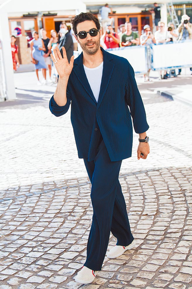 塔拉哈辛以HOMME PLISSE ISSEY MIYAKE服饰出席评审团晚宴。（CFP）