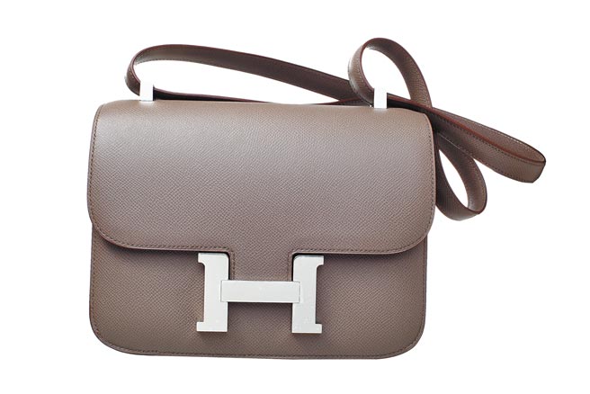 爱马仕皮包Constance III 24系列小牛皮包。（爱马仕提供）