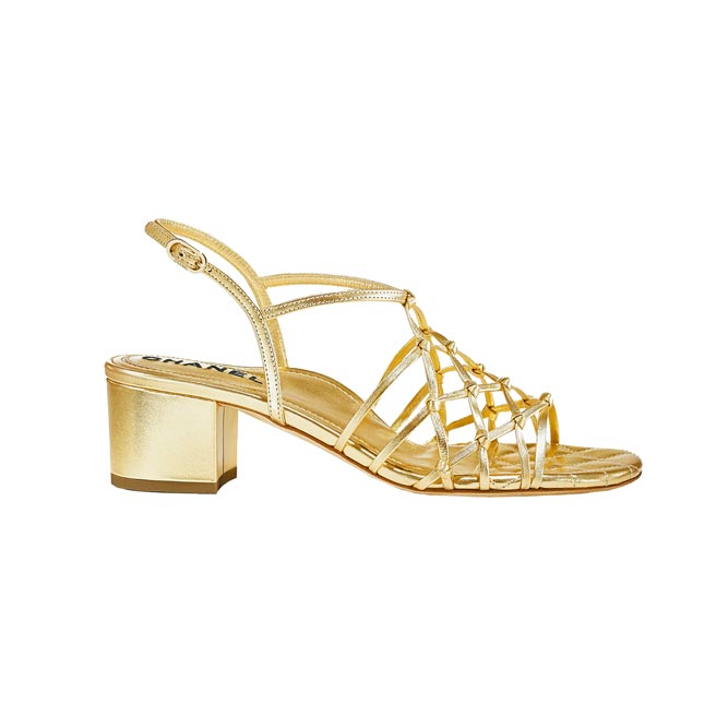 香奈儿金色皮革低跟凉鞋，3万8800元。（香奈儿提供）