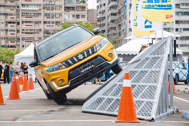 SUZUKI全车系推出领牌即赠疫苗险，此外VITARA S ALLGRIP（见图）再享首年低月付6600元优惠。（Taiwan SUZUKI提供）