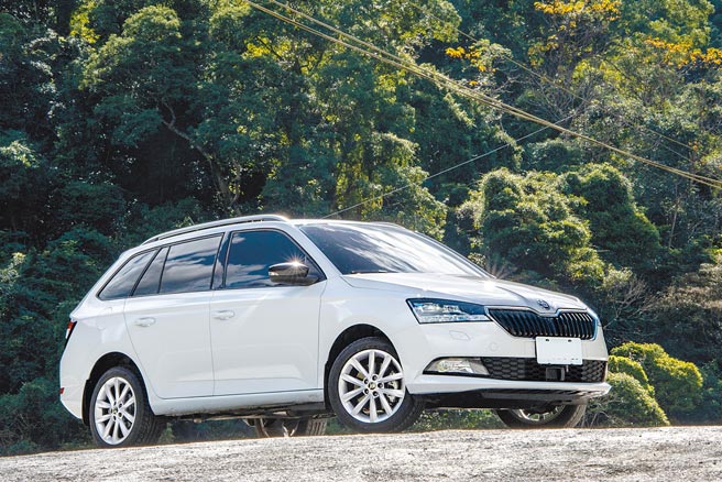 SKODA Taiwan针对Fabia车系（图为Fabia Combi）推出首年低月付3999元，加赠第五年延长保固优惠。（陈大任摄）