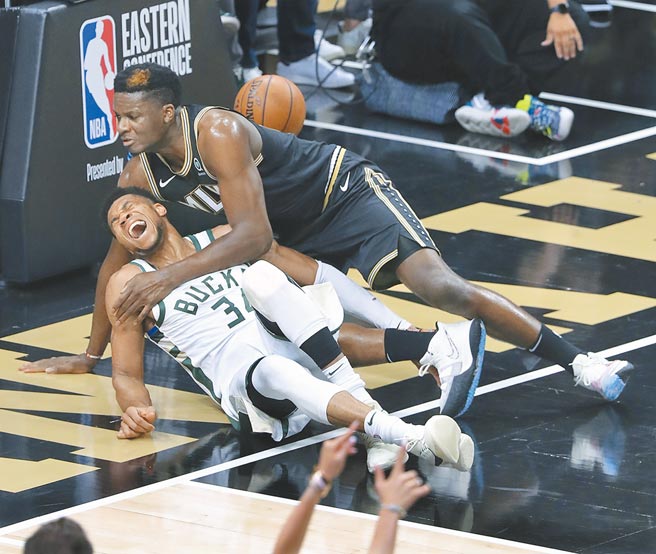 NBA总冠军赛今天开打，公鹿队阿提托康波（下）在首战出赛机率只有25%。（美联社）