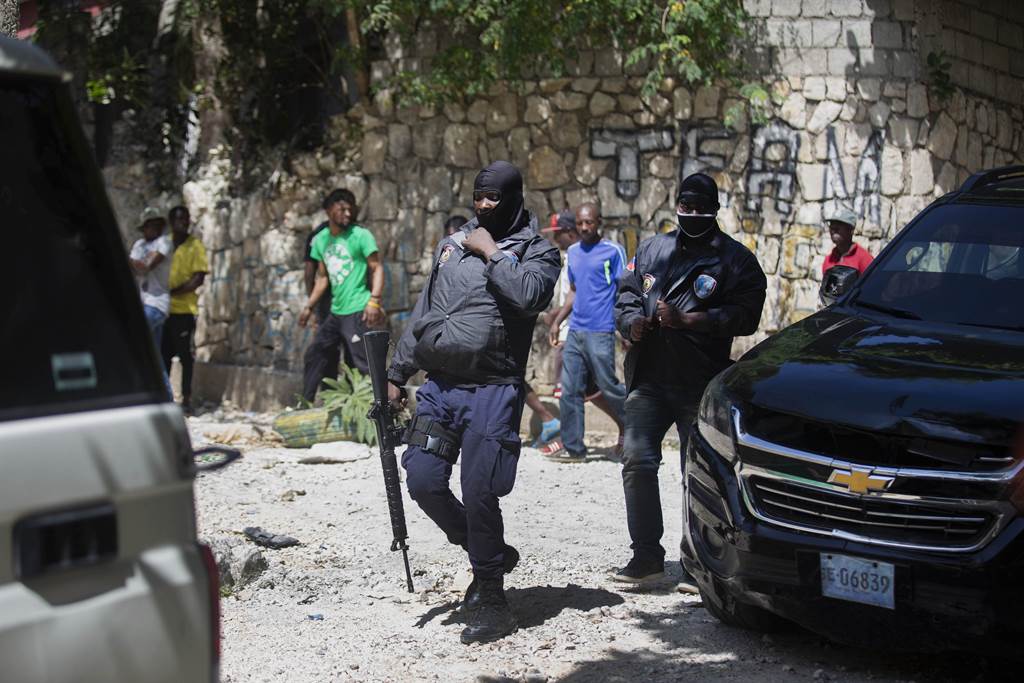海地安全部队7日在总统摩依士（Jovenel Moise）遇刺身亡后，在首都太子港（Port-au-Prince）的官邸展开调查。（美联社）(photo:ChinaTimes)