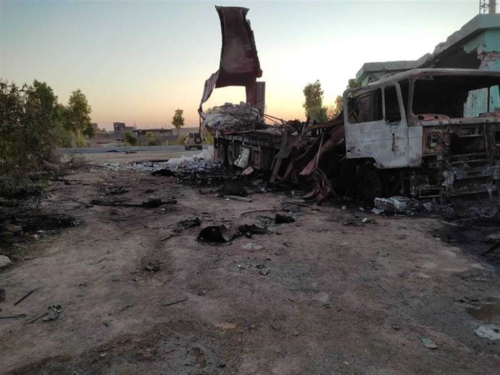 近期有多枚火箭袭击美军驻扎的伊拉克基地。图为遭摧毁的火箭发射车。（图／美联社）(photo:ChinaTimes)