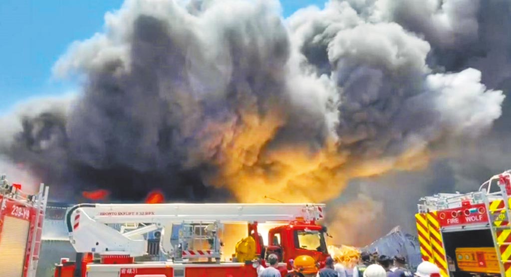 小港區高坪七路一家倉儲兼資源回收場冠敏公司疑因施工不慎引發火災,焊接的火花引燃堆置的鎂合金,火勢一發不可收拾,由於鎂合金屬於禁水性,救災人員調派消防沙、怪手到場救災。(翻攝照片/劉宥廷高雄傳真)