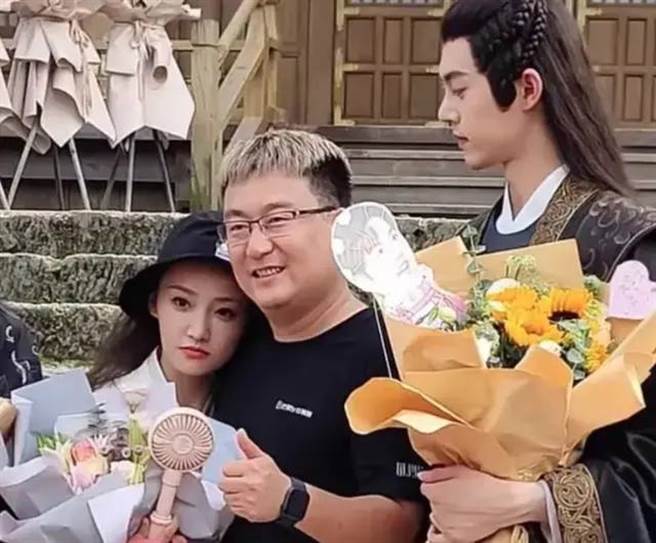 吴佳怡杀青亲密合影男导演，一旁男星表情很有戏。(取自微博)