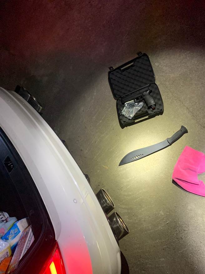 货车司机行车纠纷遭持空气枪强索赔，4恶煞5分钟狼狈被逮。(戴志扬翻摄)