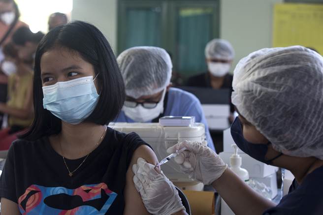 印尼負責科興疫苗實驗的首席科學家疑似感染新冠肺炎而死，再度引發外界對該款疫苗效力的質疑。圖為印尼民眾接種疫苗。(圖/美聯社)