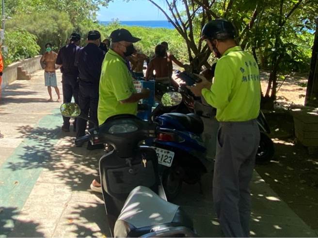 一群比基尼辣妹擅闯小琉球管制中的潮间带景观区戏水，其中有人甚至没戴口罩，遭警警方与海巡署人员当场举发。（图／海巡署提供）