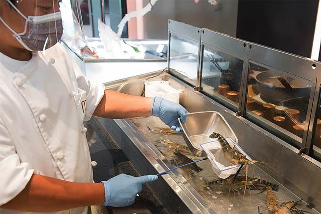 礁溪寒沐酒店「寒沐食市」的「精品水产区」，可买到现捞新鲜活虾，并交由厨师现场料理。（图／礁溪寒沐酒店）