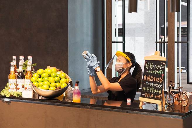 「寒沐食市」的「现调饮品站」，有专人现坦场调制手摇沁凉饮品供消费者外带。（图／礁溪寒沐酒店）