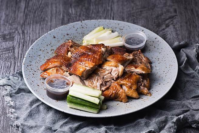 「宜兰相思木樱桃鸭」(半只)」佐搭三星葱段、小黄瓜及甜麵酱一起贩售。（图／礁溪寒沐酒店）