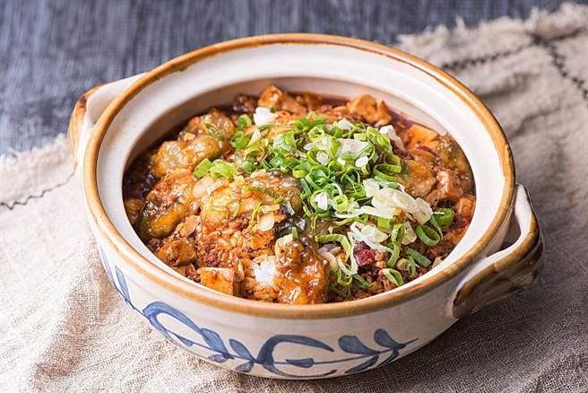 「老妈麻婆鲜蚵盖饭」是以宜兰大溪渔港肥美蚵仔入馔，堪称「豪华升级版麻婆豆腐」。（图／礁溪寒沐酒店）