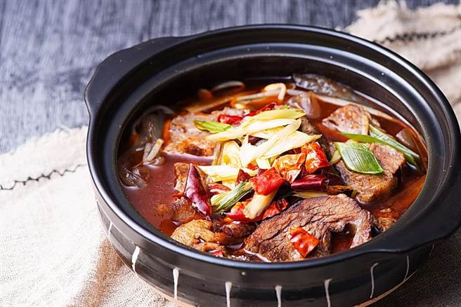 「寒沐食市」的「四川水煮嫩肥牛」，主厨特将「川荟」招牌菜改为适合外带回家享用的规格。（图／礁溪寒沐酒店）