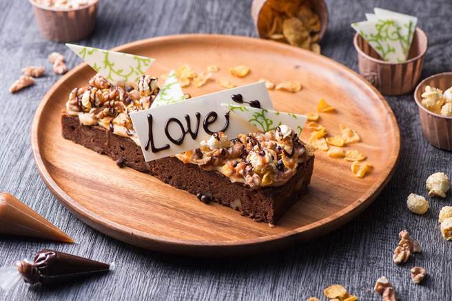 「爆爆尼DIY巧克力蛋糕礼盒」是为家有小朋友的亲子家庭设计的蛋糕。（图／礁溪寒沐酒店）