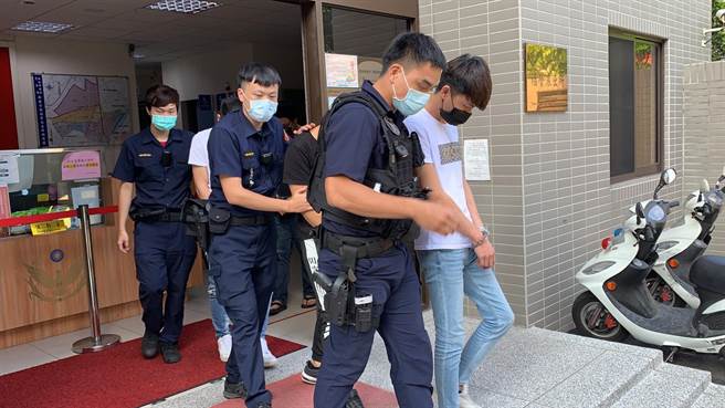 行车纠纷 4煞持空气枪强行索赔　遭警压制狼狈被逮（翻摄照片／戴上容新北传真）