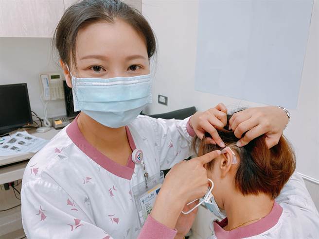 奇美医学中心护理部伤口护理师庄玟玲表示：利用纱布、人工皮、泡棉等敷料，放置在受压点，藉由压力的分散与转移，也可以减少肌肤长期受压导致的不适与破皮。(奇美医学中心提供／曹婷婷台南传真)