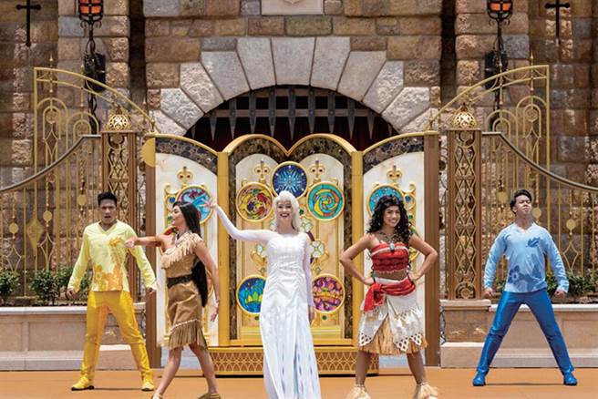 《迪士尼寻梦奇缘》多位迪士尼故事主角更逐一出场，为演出带来惊喜。　图：香港迪士尼乐园／提供