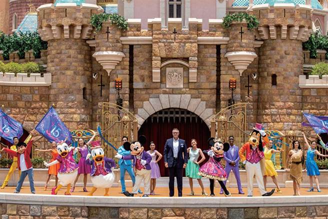 ▲香港迪士尼乐园度假区行政总裁莫伟庭（中）宣布《迪士尼寻梦奇缘》隆重登场。　图：香港迪士尼乐园／提供