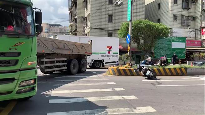 中和连城路上午发生砂石车擦撞机车车祸。（翻摄画面）