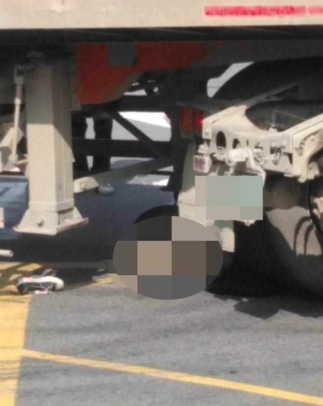 女骑士卷进砂石车车底，救出已无生命迹象送医抢救。（记者爆料网）