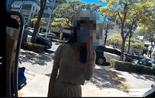 高雄1名长髮正妹误信网路投资虚拟货币可赚钱，险些匯60万解帐户，所幸经警方及时开导。（翻摄照片／石秀华高雄传真）