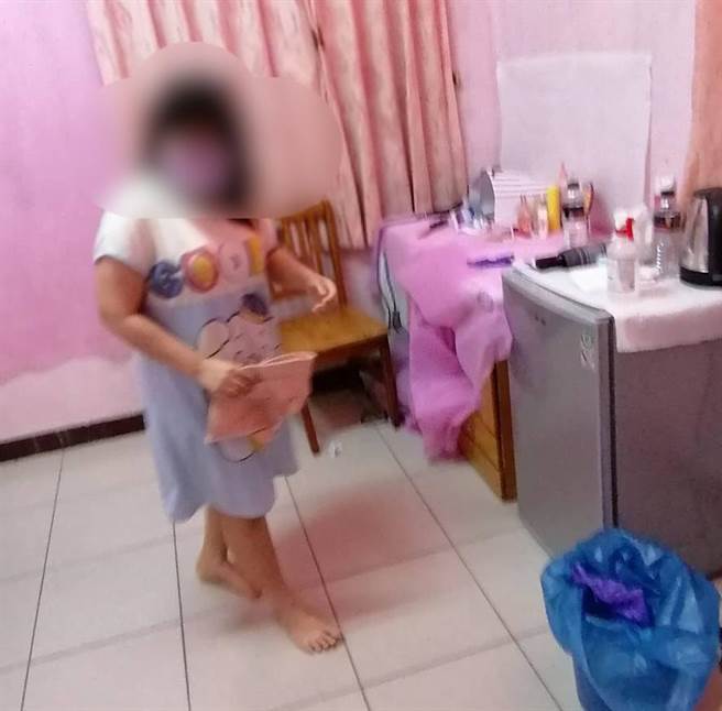 龟山警方查获泰籍妮妮在台涉嫌卖淫，且护照早已过期，已送往桃园专勤队。（翻摄照片／赖佑维桃园传真）