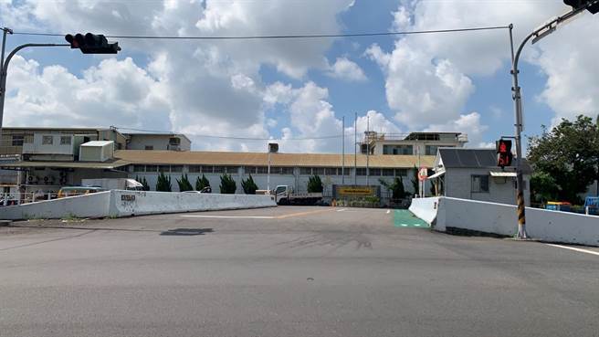 台中大雅五金制造厂发生溅血事件，新进员工疑不满资深同事经常辱骂，持刀刺伤对方。（民眾提供／王文吉台中传真） 