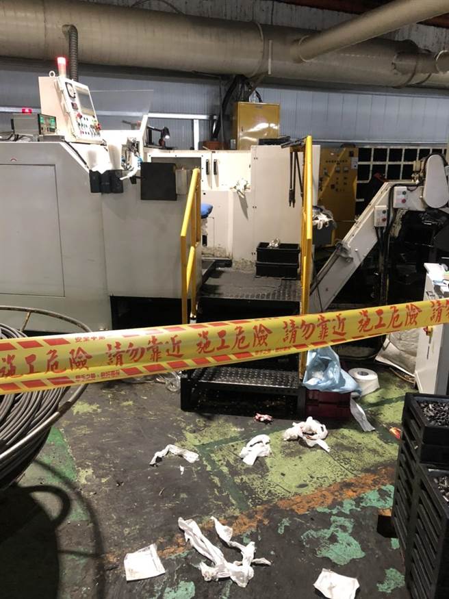 台中大雅五金制造厂发生溅血事件，新进员工疑不满资深同事经常辱骂，持刀刺伤对方。（民眾提供／王文吉台中传真） 
