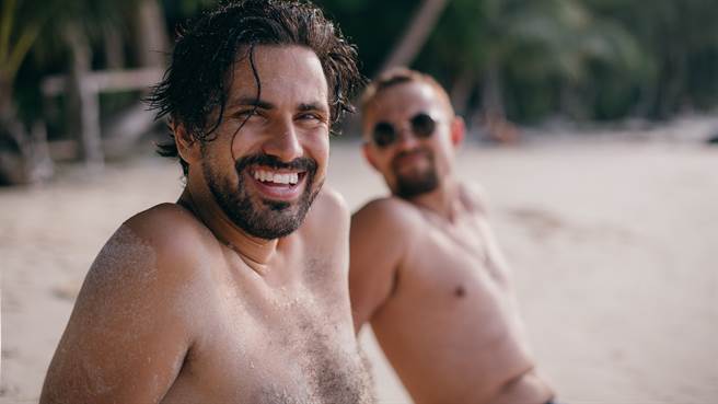 英國警方日前接獲民眾通報，有200人在疫情期間大開「換妻性愛派對」引發眾怒。圖片為示意圖非本人（圖／shutterstock）