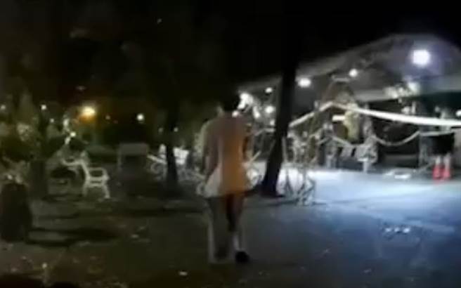 高雄一名51歲的余姓男子卻無視防疫令，未戴口罩大搖大擺在苓雅區彩虹公園抽菸、閒晃，員警全程蒐證後，依違反傳染病防治法取締告發。（翻攝畫面／洪浩軒高雄傳真）