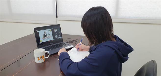 由专业讲师线上直播授课，让民眾于居家防疫期间持续培植就业竞争力，顺利接轨就业。（台中市政府劳工局提供）